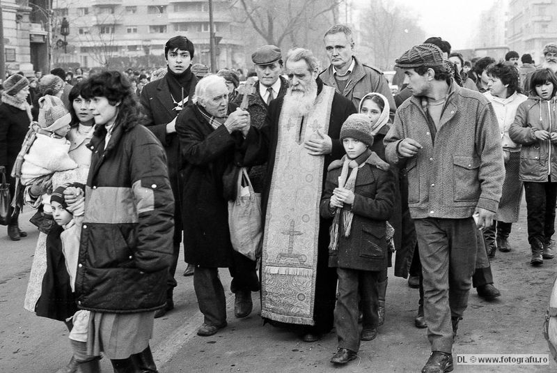 Părintele Constantin Galeriu în Piața Universității - 22 decembrie 1989